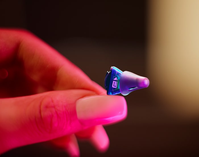 Signia Frau hält Ido Hörgerät