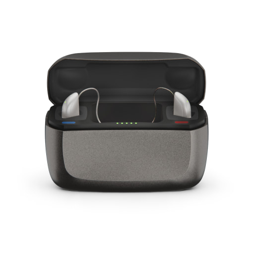Jabra Enhance Select 500 im Ladeetui mit induktiver Ladung, freigestellt