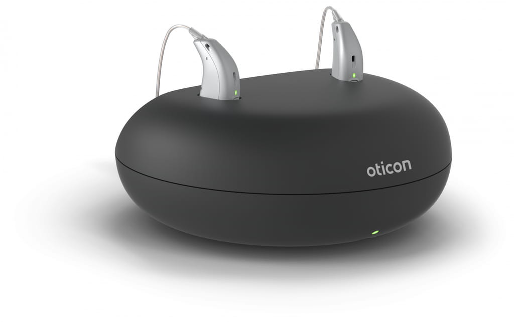 Oticon More Hörgerät mit Ladegerät