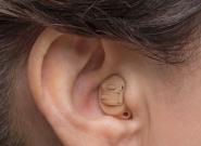 Hörgeräte im Ohr: Gut Hören 