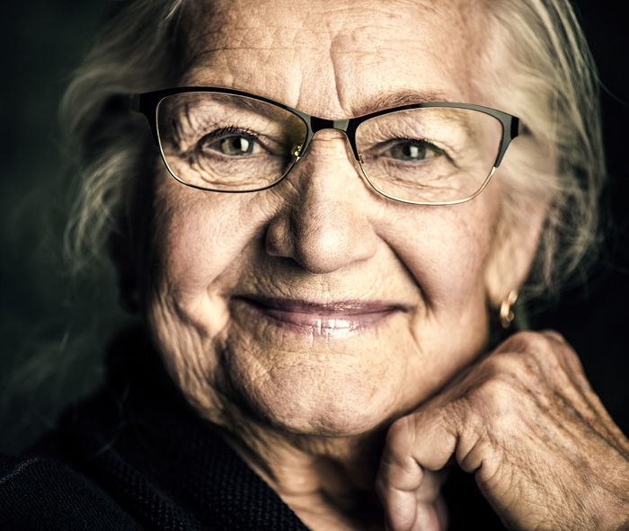 Seniorin Brille alte Frau