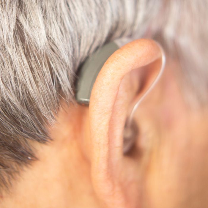 Schwerhörigkeit bei Mann mit Hörgerät