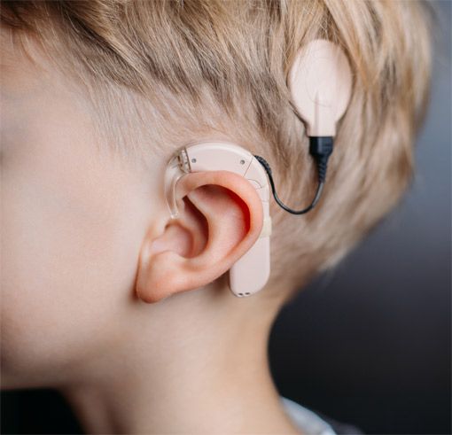 Cochlea-Implantat Kinder Junge
