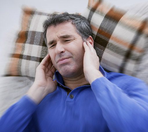 Tinnitus Schmerzen bei Mann Ohren