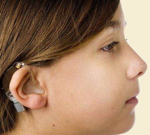 Mädchen mit Hörgerät