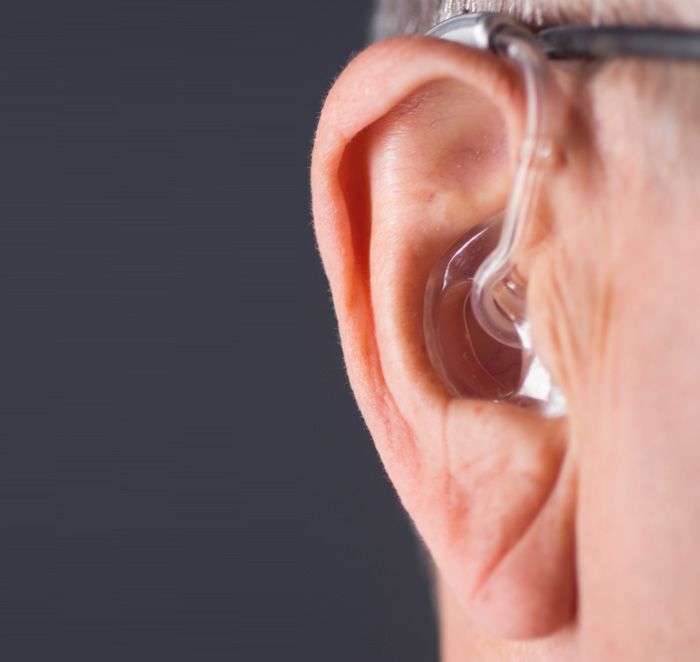 Ohr Mann mit Hörgerät