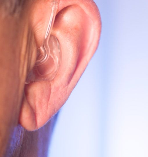 Hörgeräte Otoplastik im Ohr Mann