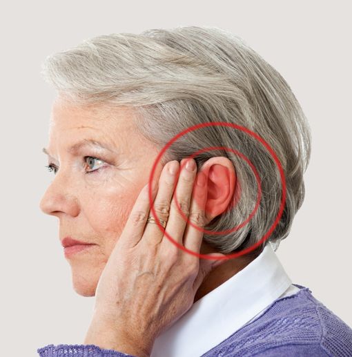 Tinnitus Schmerzen bei alter Frau