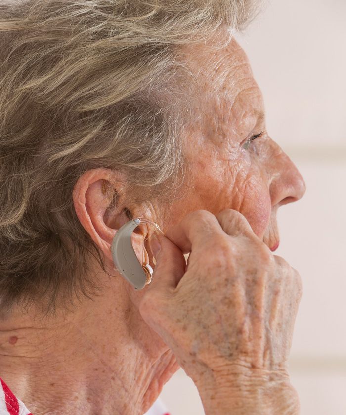Alte Frau mit Hörgerät