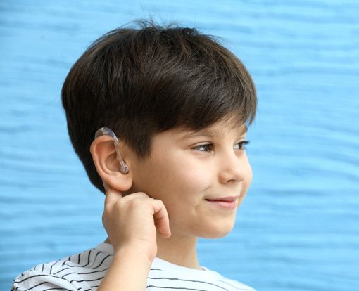 Schwerhörigkeit Kind mit Hörgerät