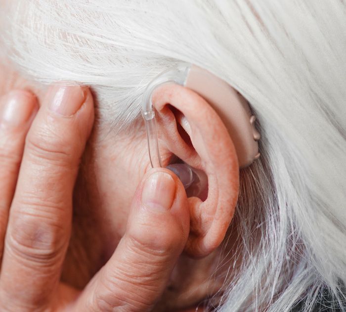 Hörverstärker alte Frau