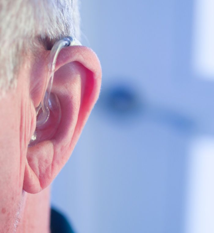 Schwerhörigkeit Mann mit Hörgerät