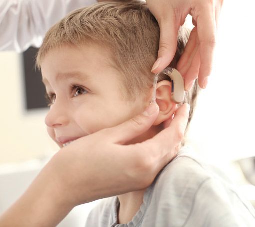 Kleiner Junge mit Hörgerät